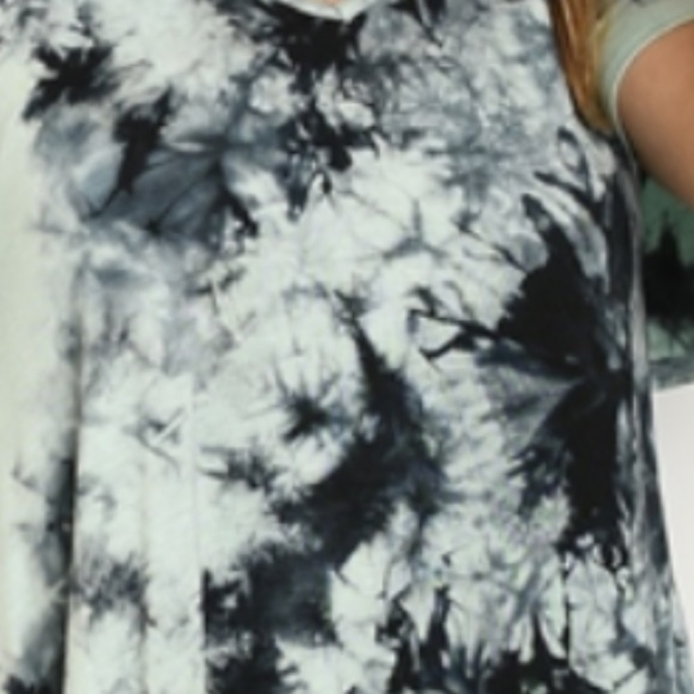 1 left ❤️cold shoulder tie dye top - Picture 3 of 4